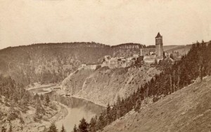 Zvíkov na vysoké skále, ještě před napuštěním Orlické přehrady (foto: Wikipedia)